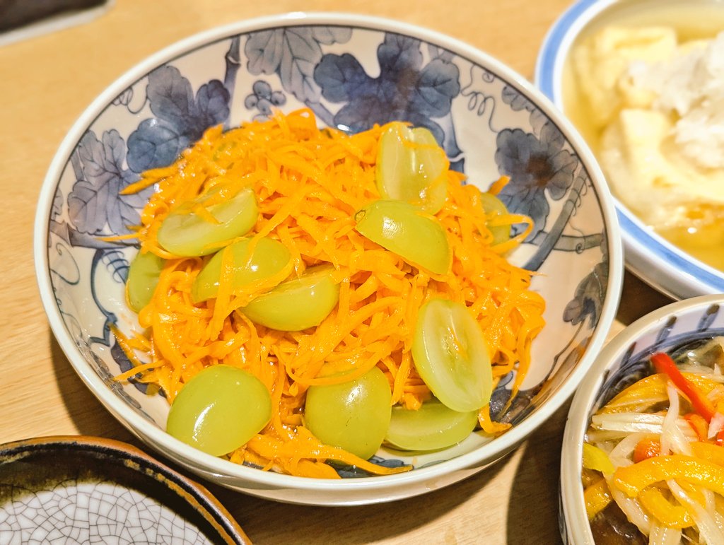 MarronTree's tweet image. 昨日のお献立

鍋の〆ラーメンを翌日に食べるとこうなる　鶏ささみと水菜レタスとすだち添えの柚子塩らーめん
キャロットラペ&amp;amp;シャインマスカットのサラダ
関西風揚げ出汁豆腐
2日目の秋刀魚の南蛮漬け

やっぱり揚げ出汁豆腐と東西比べてみたくなってねぇ〜w
ちあきはどちらも美味しかったそうですw