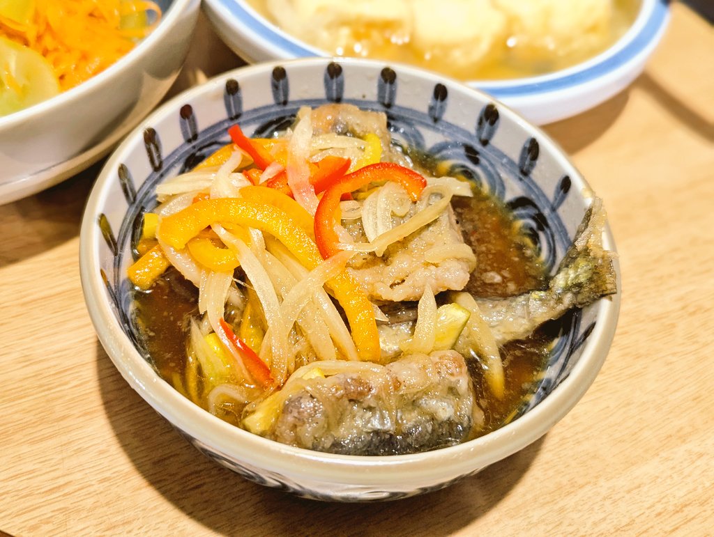 MarronTree's tweet image. 昨日のお献立

鍋の〆ラーメンを翌日に食べるとこうなる　鶏ささみと水菜レタスとすだち添えの柚子塩らーめん
キャロットラペ&amp;amp;シャインマスカットのサラダ
関西風揚げ出汁豆腐
2日目の秋刀魚の南蛮漬け

やっぱり揚げ出汁豆腐と東西比べてみたくなってねぇ〜w
ちあきはどちらも美味しかったそうですw