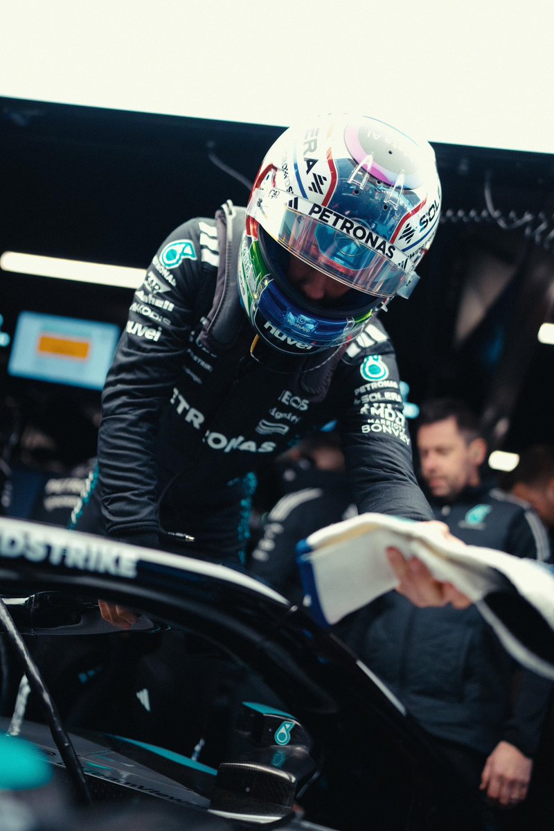 MercedesAMGF1's tweet image. Hopping in for FP1 in Sin City with those helmets 😮‍💨