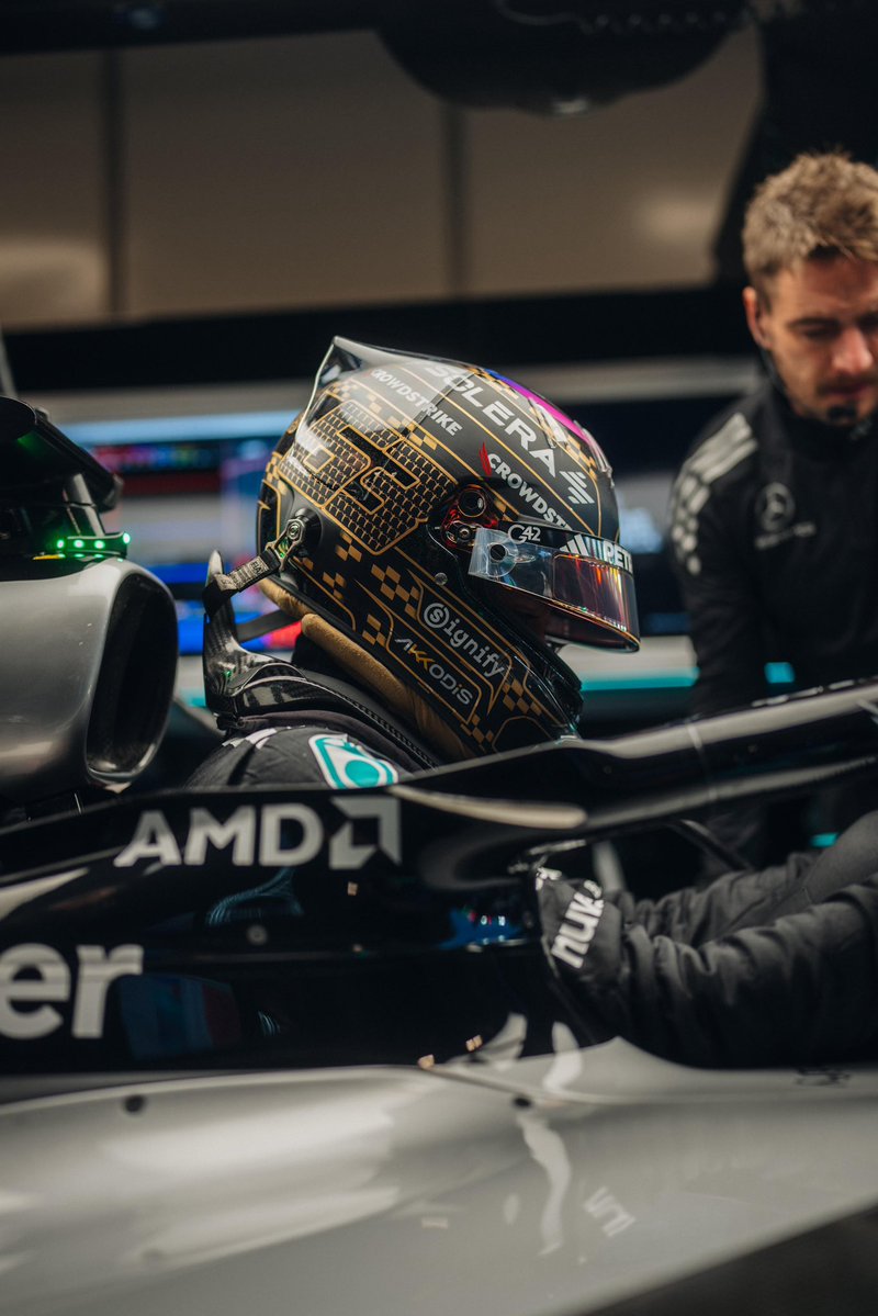 MercedesAMGF1's tweet image. Hopping in for FP1 in Sin City with those helmets 😮‍💨