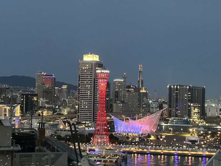 DraftwineSystem's tweet image. #神戸市西区 🌤11℃

1963(昭和38)年11月21日に開業した #神戸ポートタワー 今日で62歳🎂👏
昨年リニューアルしてますますベッピンさんになりました(*´艸`*)

ポートタワーに光が灯っていると心からホッとします
いつまでも綺麗な光を灯し続けてくれますように💕

#企業公式が毎朝地元の天気を言い合う