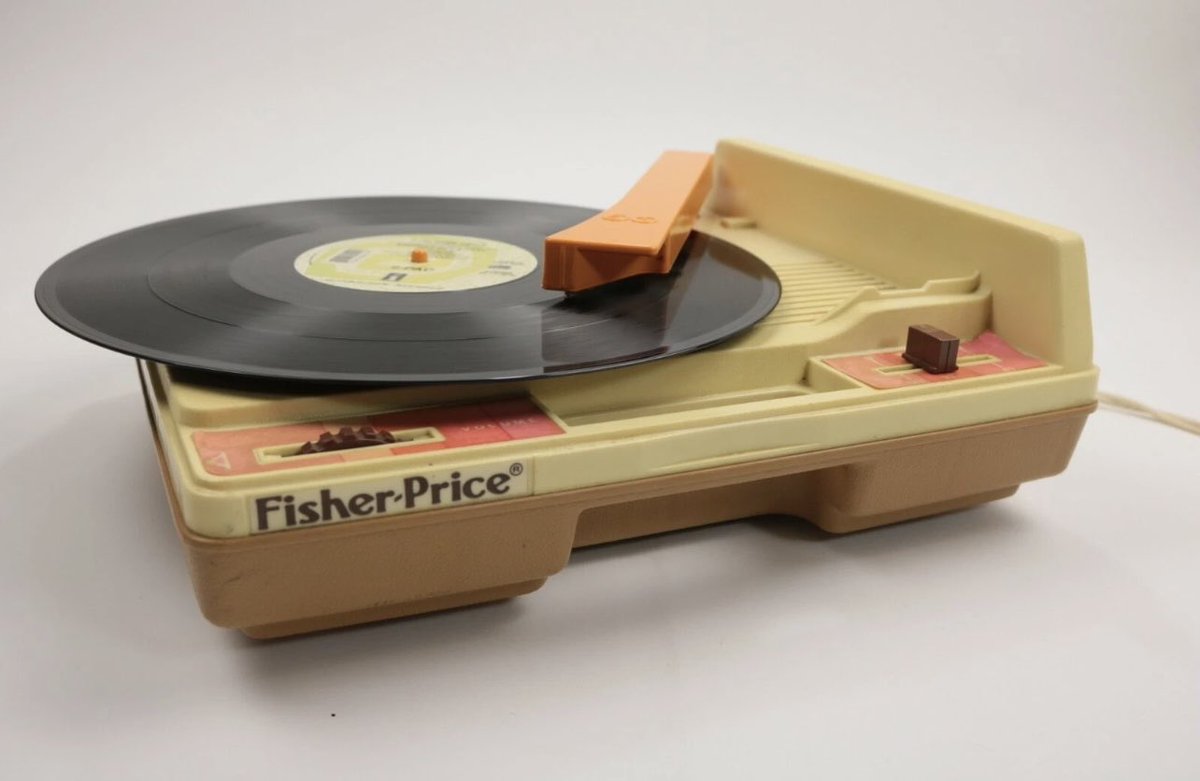 cardamomkiss's tweet image. Tempted to break my no plastic toys rule for this functional 1970s Fisher Price record player