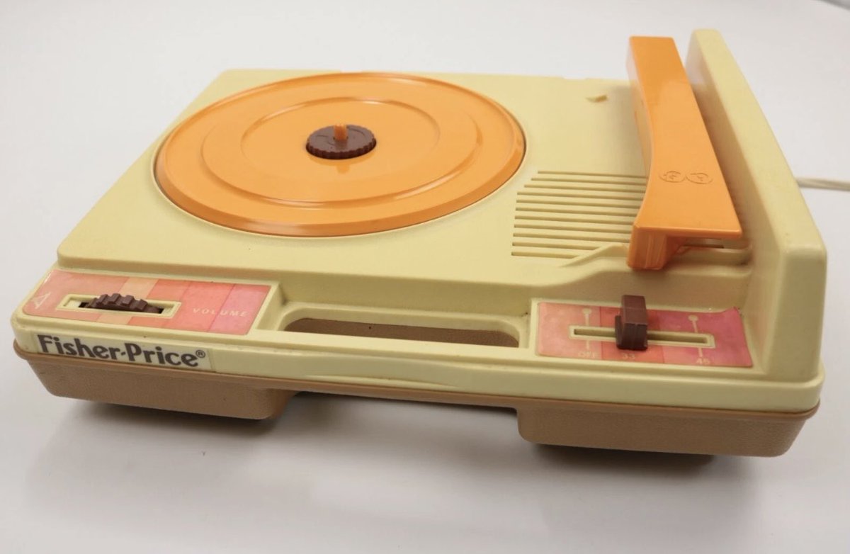 cardamomkiss's tweet image. Tempted to break my no plastic toys rule for this functional 1970s Fisher Price record player