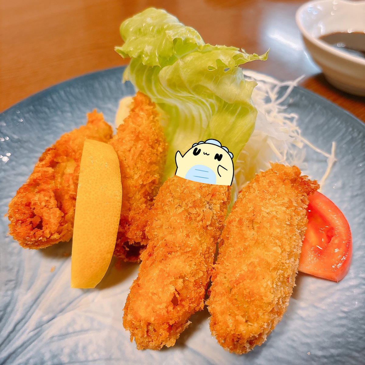 uniform_next's tweet image. おはようございます(｀UωN)
今日の福井の天気は曇り☁です

本日はカキフライの日ということで、カキフライの中からこんにちはユニまるさんです(∩UωN)∩
連日バタバタしてて全然TL追えていなくてすみません⋯金曜日もがんばります！✊️

#企業公式が毎朝地元の天気を言い合う