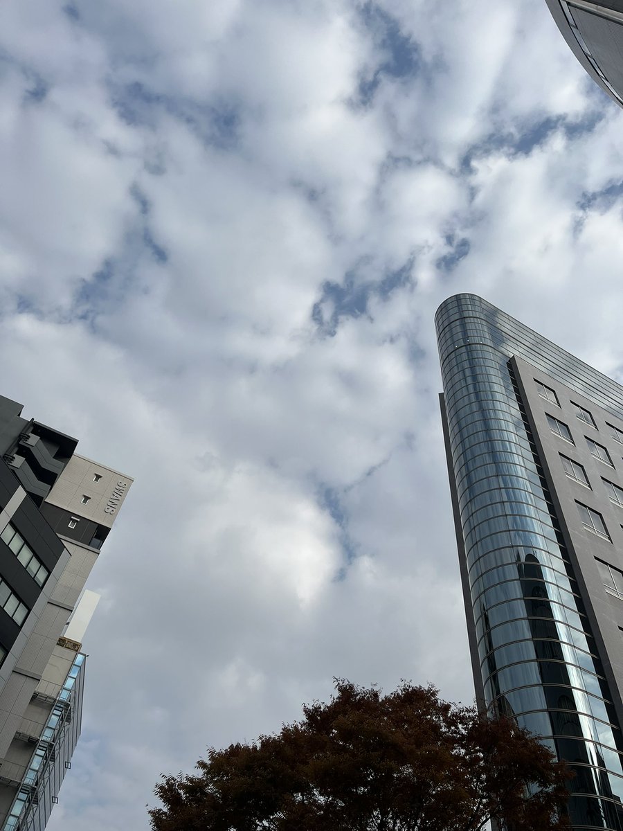 soeicreative's tweet image. おはようございます。
大阪中津はだんたん晴れてきています。
今日からしばらく過ごしやすい日が続くようで、明日からの三連休は行楽日和とのことです。
きんようび、がんばって乗り切ります！
#企業公式が地元の天気を言い合う
#イマソラ