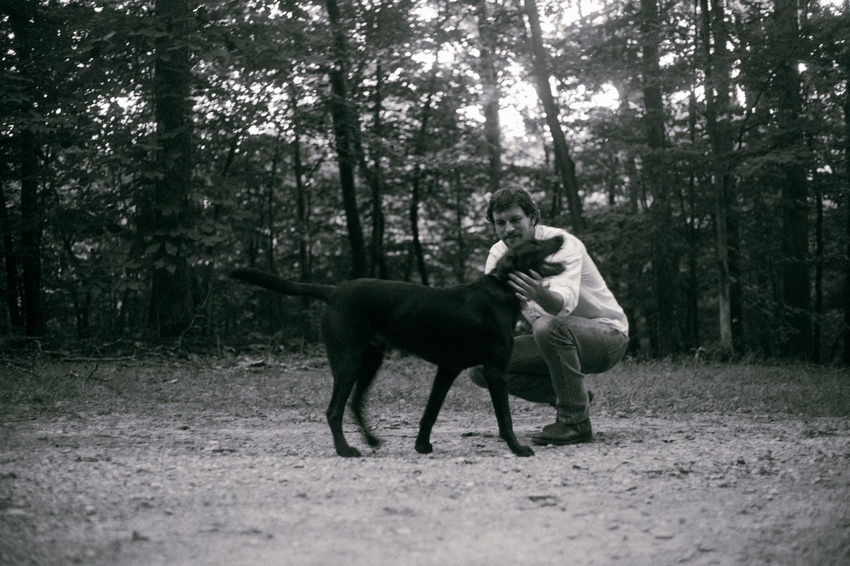 MAGNETMagazine's tweet image. #MAGNETExclusive: Premiere of #LeonMajcen’s “Don’t Leave The Light On” (#Cloverdale, @leonmajcen). “It sums up my life these past few years being on the road—highs &amp;amp; lows &amp;amp; everything in between. I’m thankful I get to make a living this way.” Check it out: magnetmagazine.com/2025/11/21/mag…