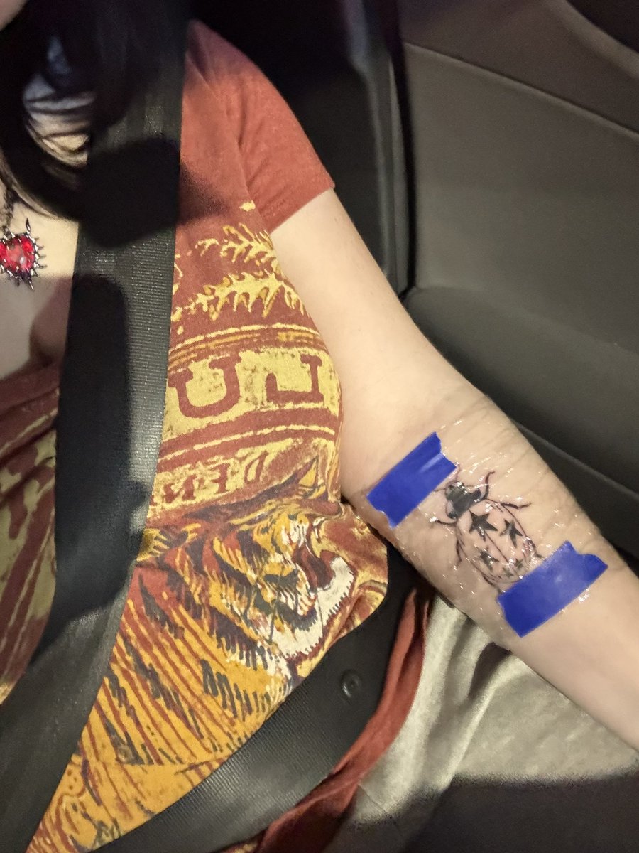 stickerskin_'s tweet image. Got my first tattoo today!!
Design was drawn by me and tattooed by Johnny Breaux! I love it sm 

#tattoo #ladybug #birthday