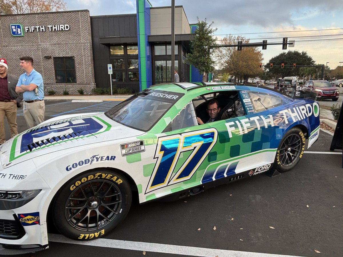 RobStormTeam2's tweet image. Great day for @ToysForTots_USA ….starting with a “Fill the Cruiser” event at Dog and Duck in Summerville with the Dorchester Co. Sheriff’s Office and ending at Fifth Third Bank in Summerville!
Of course I had to get in the #17 car driven by Chris Buescher. @WCBD @StormTeam2WCBD