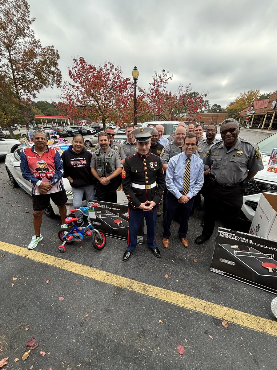 RobStormTeam2's tweet image. Great day for @ToysForTots_USA ….starting with a “Fill the Cruiser” event at Dog and Duck in Summerville with the Dorchester Co. Sheriff’s Office and ending at Fifth Third Bank in Summerville!
Of course I had to get in the #17 car driven by Chris Buescher. @WCBD @StormTeam2WCBD