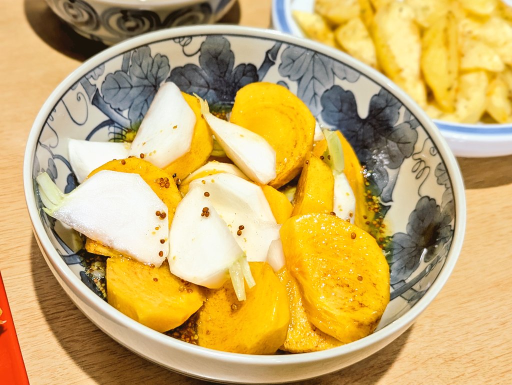 MarronTree's tweet image. 朝昼ごはん兼 夜の作り置き

だしひろしとエビ天かすの悪魔のおにぎり
カブの葉と豆腐のお味噌汁
余り卵のカニカマ茶碗蒸し
カブと柿のハニーマスタードサラダ
アンチョビシーズニングのくし切りフライドポテト
オスししゃものフリッター

デザートはカルディのヘーゼルナッツコーヒーのゼリーまで（