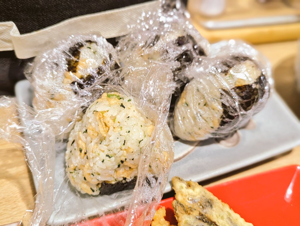 MarronTree's tweet image. 朝昼ごはん兼 夜の作り置き

だしひろしとエビ天かすの悪魔のおにぎり
カブの葉と豆腐のお味噌汁
余り卵のカニカマ茶碗蒸し
カブと柿のハニーマスタードサラダ
アンチョビシーズニングのくし切りフライドポテト
オスししゃものフリッター

デザートはカルディのヘーゼルナッツコーヒーのゼリーまで（