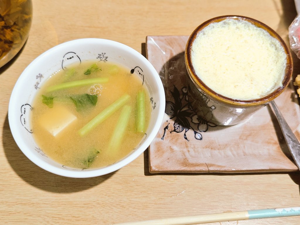 MarronTree's tweet image. 朝昼ごはん兼 夜の作り置き

だしひろしとエビ天かすの悪魔のおにぎり
カブの葉と豆腐のお味噌汁
余り卵のカニカマ茶碗蒸し
カブと柿のハニーマスタードサラダ
アンチョビシーズニングのくし切りフライドポテト
オスししゃものフリッター

デザートはカルディのヘーゼルナッツコーヒーのゼリーまで（