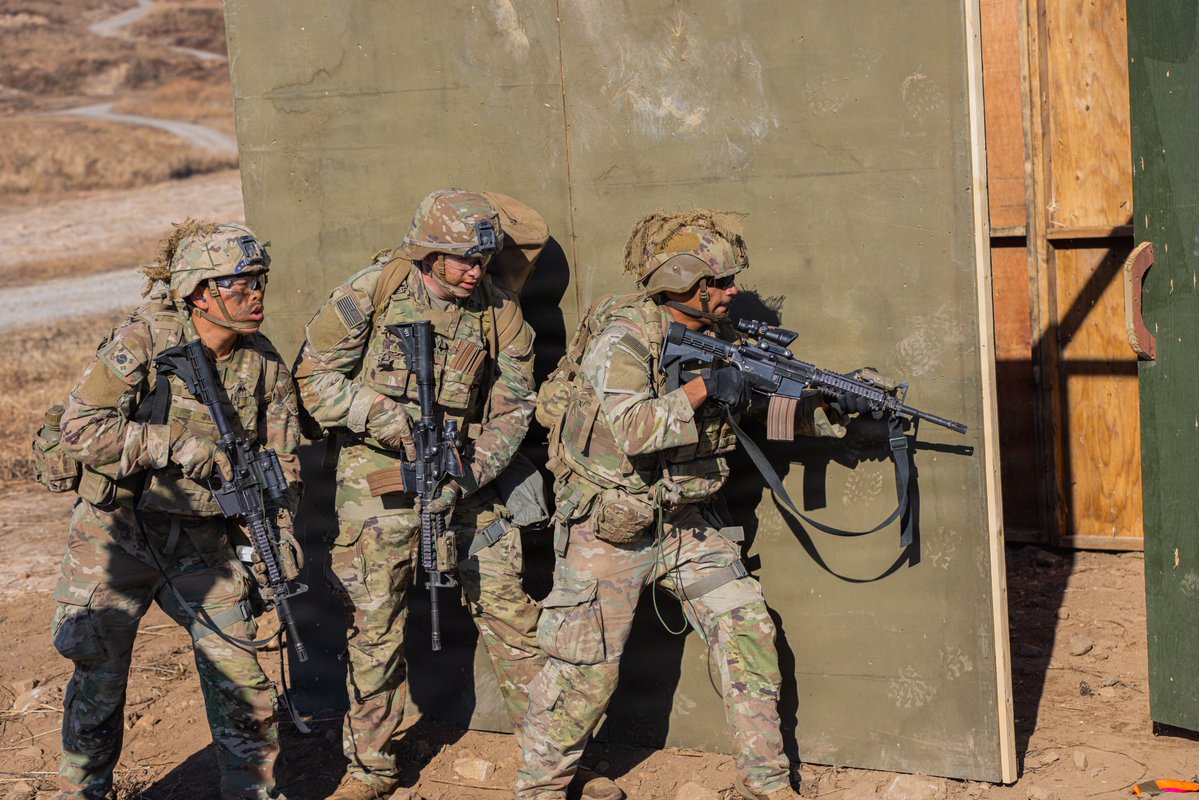 INDOPACOM's tweet image. .@4thInfDiv  Soldiers refine small-unit maneuver in South Korea — from concealed firing positions to room-entry drills and coordinated fields of fire that strengthen lethality in contested environments.

@RaiderBrigade  

📍 #SouthKorea

📸 Sgt. Bodjona