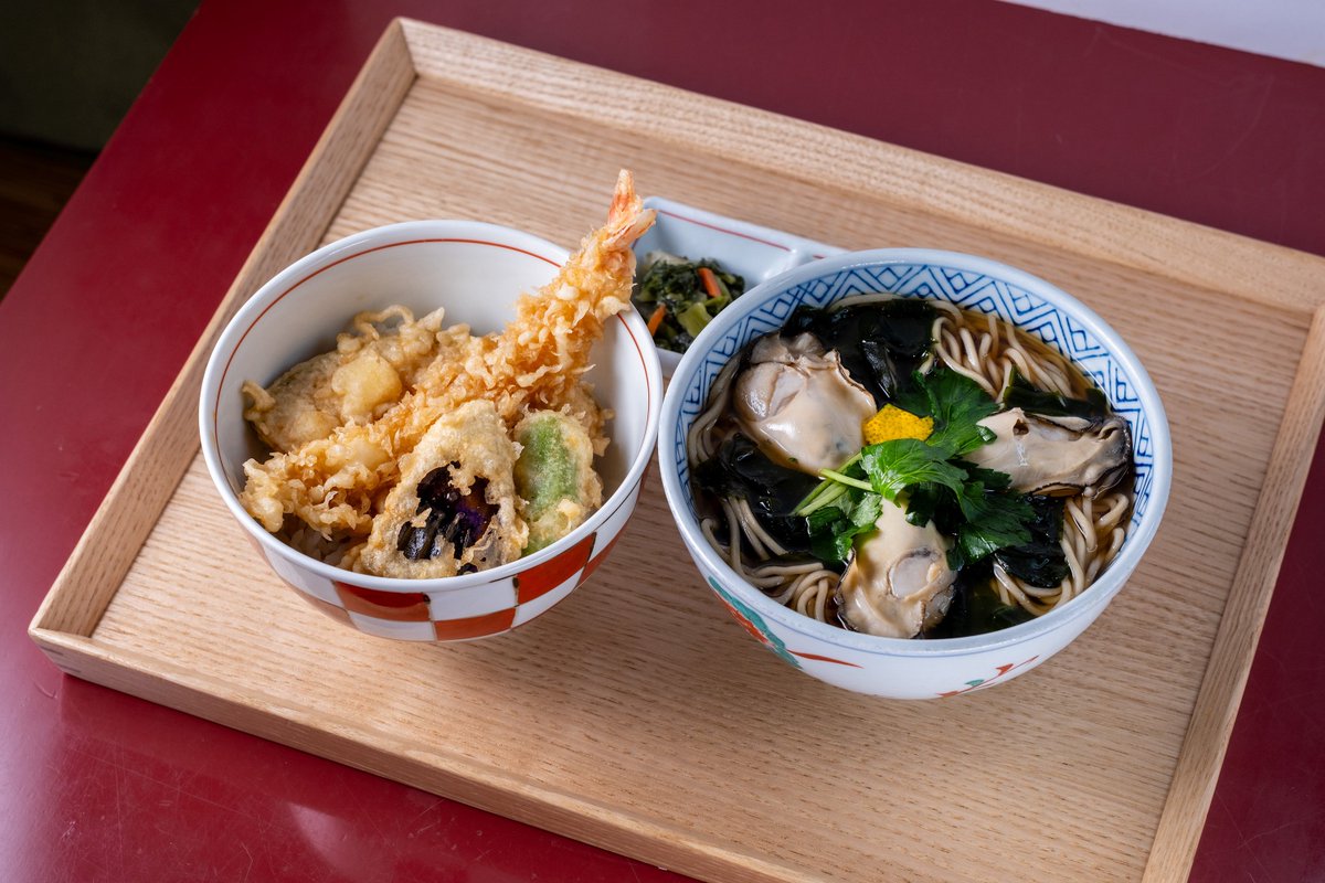 Osoba_Santake's tweet photo. かきそば 税込2,200円
ミニ天丼とかきそば 税込2,300円

今年もさん竹名物「かきそば」の季節がやってまいりました。　宮城県で水揚げされる牡蠣の中でも大ぶりな粒を厳選してご提供いたします。

かき天は2つで税込700円です。
おそばと組ませてお楽しみいただけたらと存じます。 https://t.co/6hkS30Jg1U