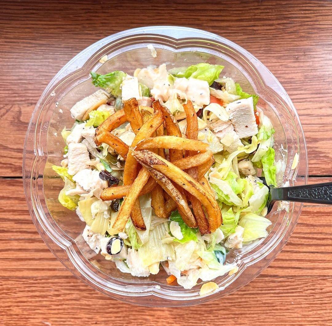 yes, fries belong on salads (especially when they’re free!) only on fridays. 🥗🍟
📷: @naturally_neen