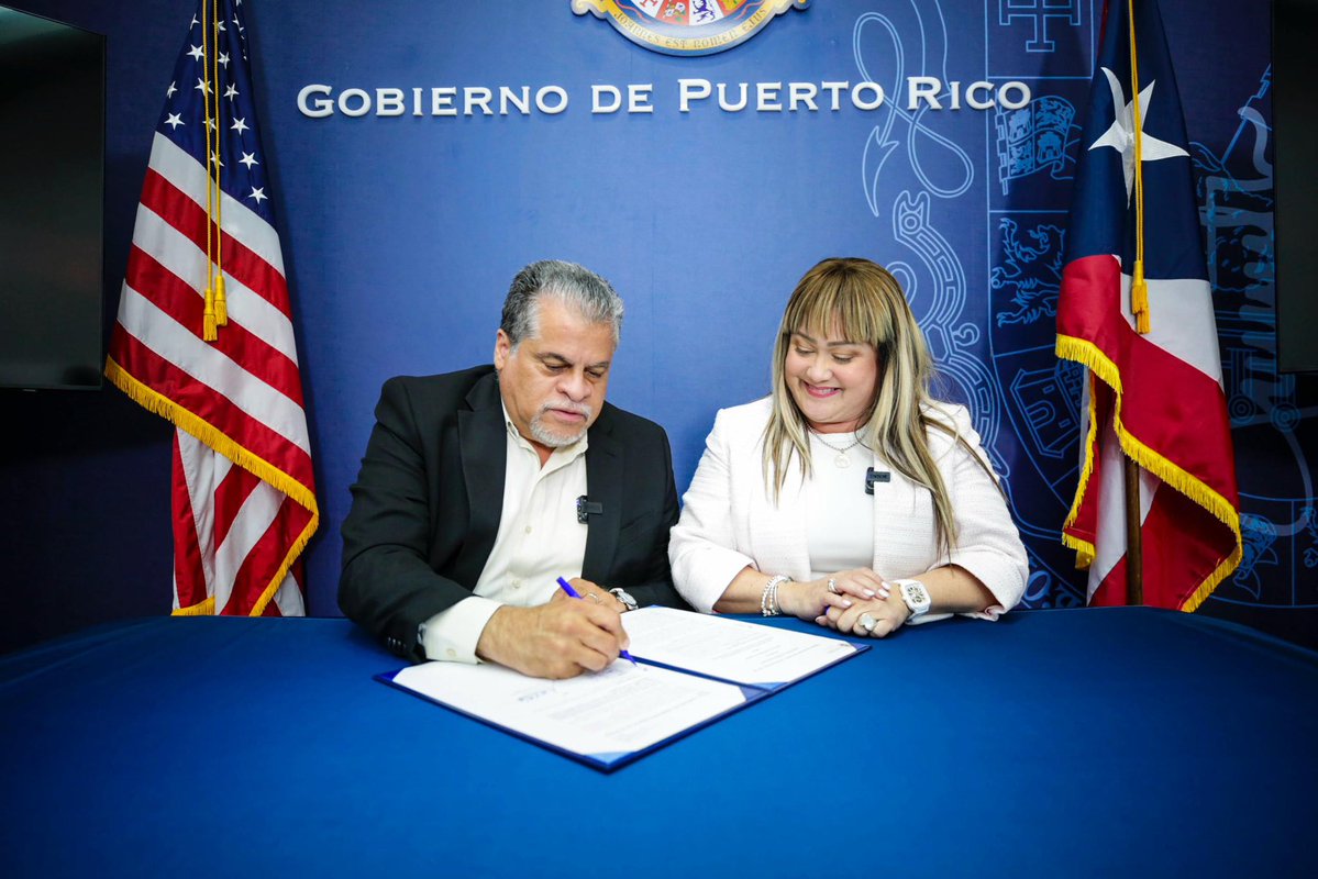 gobiernodepr's tweet image. Hoy, Vivienda y la Oficina de Base de Fe de La Fortaleza irmaron un acuerdo para apoyar a iglesias y organizaciones en el pareo del 10% requerido por FEMA para proyectos de reconstrucción. Un paso para facilitar acceso a fondos y fortalecer sus iniciativas. #CumpliendoContigo