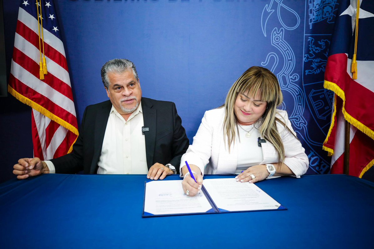 gobiernodepr's tweet image. Hoy, Vivienda y la Oficina de Base de Fe de La Fortaleza irmaron un acuerdo para apoyar a iglesias y organizaciones en el pareo del 10% requerido por FEMA para proyectos de reconstrucción. Un paso para facilitar acceso a fondos y fortalecer sus iniciativas. #CumpliendoContigo