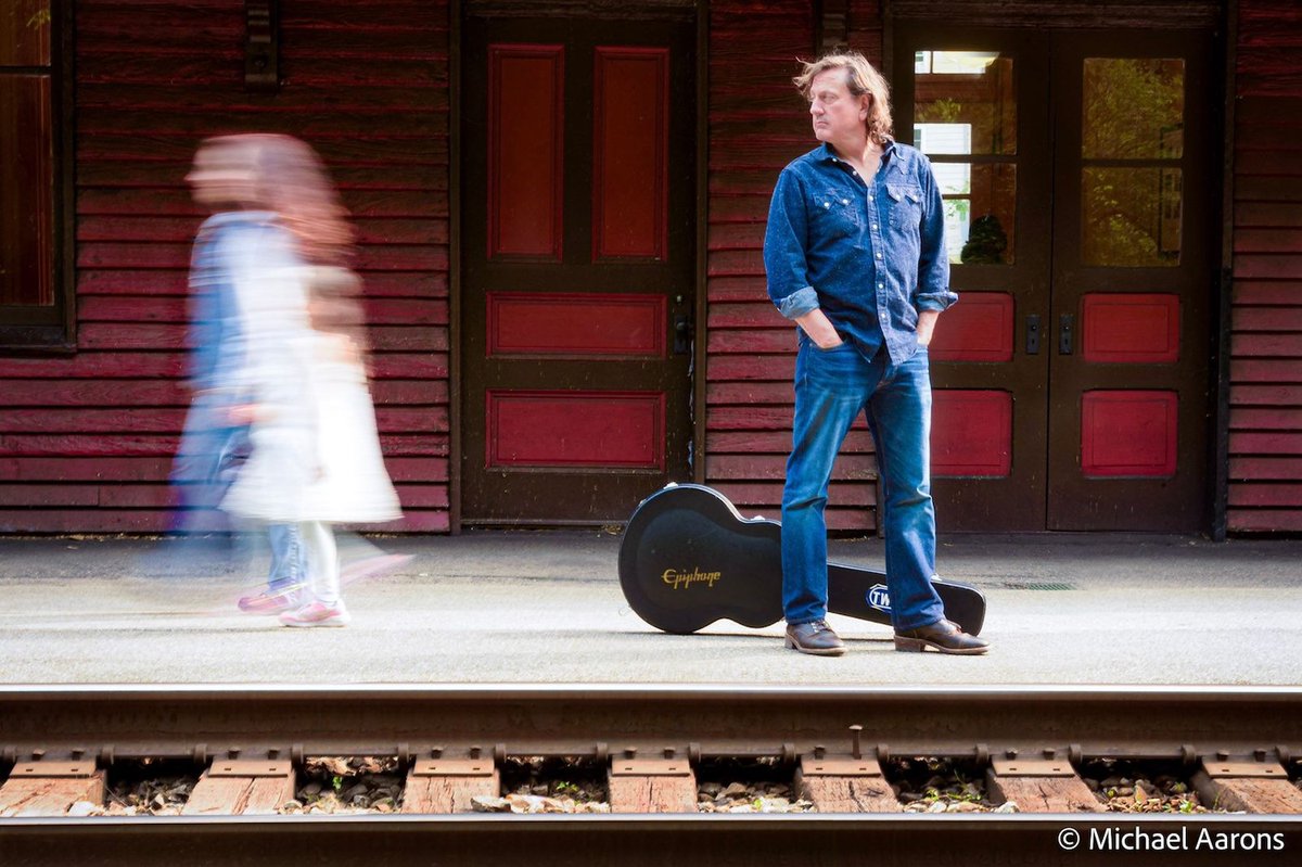 MAGNETMagazine's tweet image. #MAGNETExclusive: Premiere of #ErikVincentHuey’s “The Hatfield Action” (#AppalachianAF, @erik_huey). “A @ChuckBerry and @jerryleelewis fever dream ... a foot-stomping howl from the dawn of rock ’n’ roll.” Check it out: magnetmagazine.com/2025/11/21/mag…