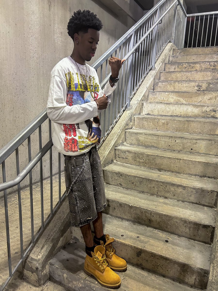 caslimee's tweet photo. need an endorsement from vale forever #LoveYourW  #fashion  #streetwear https://t.co/N3aEjwAET4