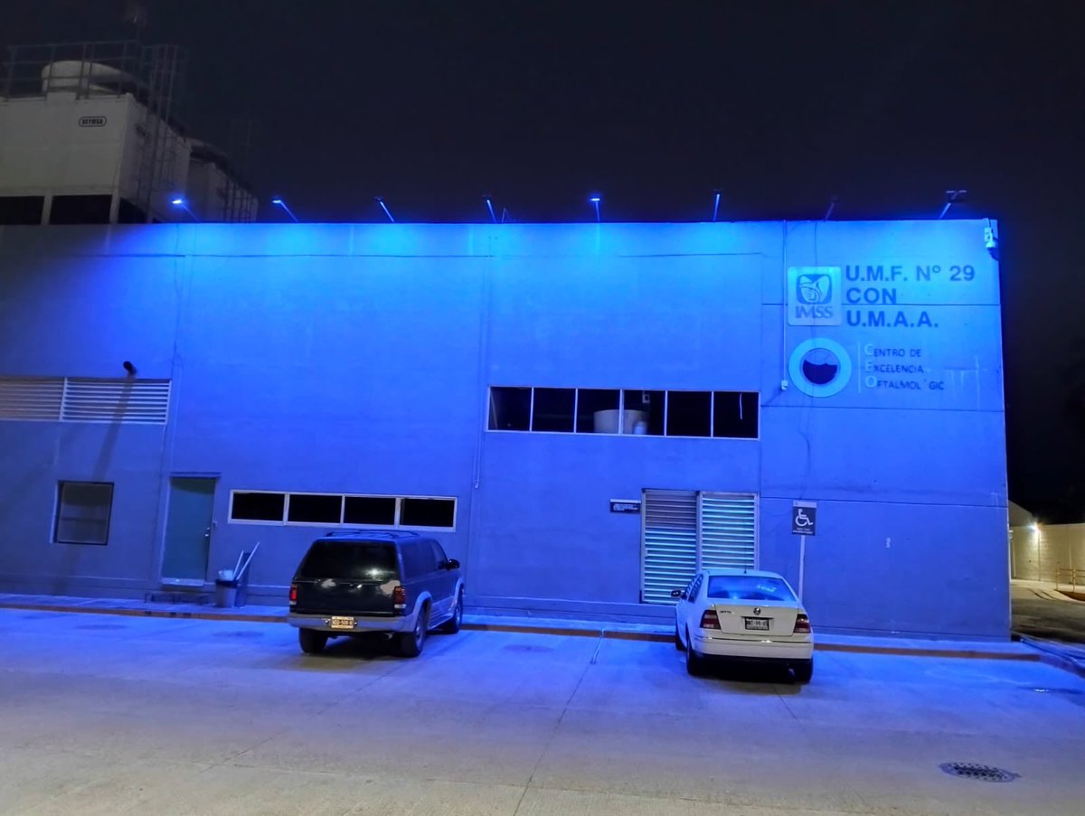 IMSSGro's tweet photo. En el #IMSSGuerrero iluminamos nuestras unidades de azul 💡💙 para sensibilizar sobre la #SaludIntegralDelHombre. Invitamos a todos a acudir a acciones de prevención y detección temprana, porque cuidarse también es un acto de responsabilidad. 💪🏽🩺🧔‍♂️

 #PrevenIMSS https://t.co/ydEklVZkSY