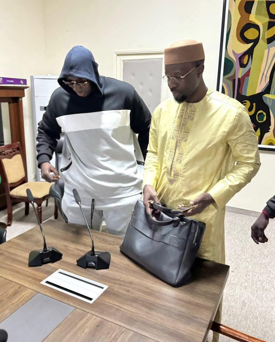 FapatrioteS's tweet image. de Momo DIOP garde-corps de SONKO 
     👇🏾👇🏾👇🏾🥹🥹

« J’ai marché derrière lui, parfois à quelques pas, parfois au milieu des tempêtes, mais toujours avec la conviction d’être au service d’un homme vrai. 
Ayant cheminé avec lui, j’ai vu ce que beaucoup ne verront jamais : les…