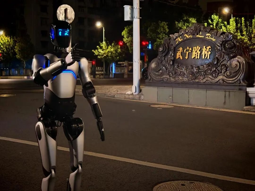 A China-made humanoid robot completed a 106.286-km cross-province walk from Jinji Lake in Suzhou, east China's Jiangsu Province, to the Bund in Shanghai, from November 10 to 13, marking a new Guinness World Record for the longest journey walked by a humanoid robot.