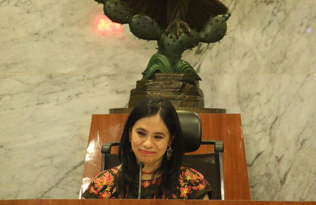 BustilloRoselia's tweet photo. En sesión pública de la @TEPJF_XAL determinamos que la Oficialía Electoral sí puede certificar pruebas en casos de violencia política de género cuando lo solicite la presunta víctima, revocando una resolución local que lo impedía. https://t.co/6ZeRqFU6sW