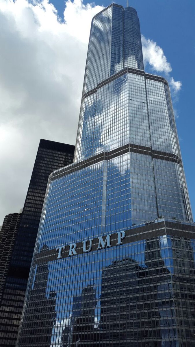 WallStreetMav's tweet image. The difference between Trump and Obama in two pictures.