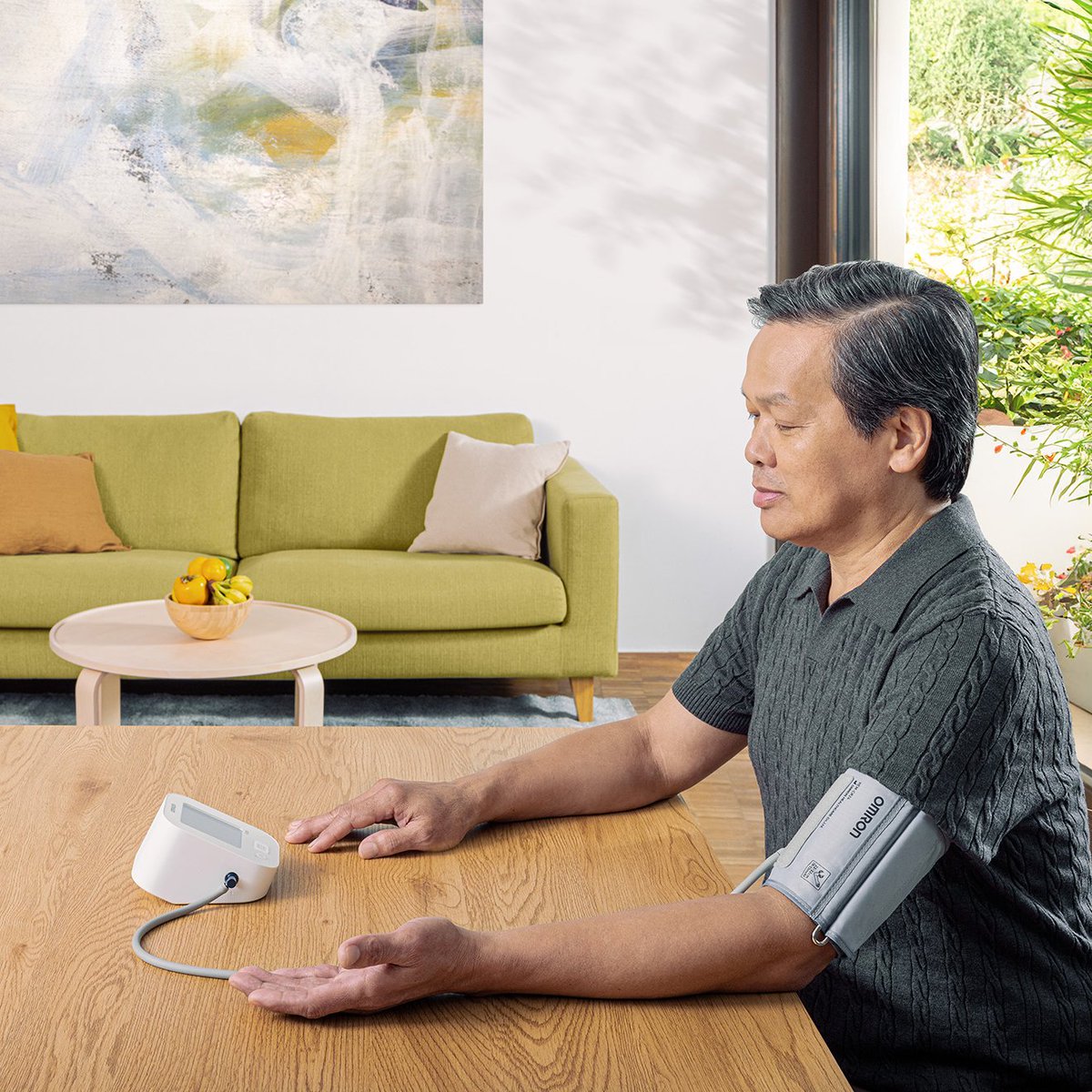 omron_hc_pr's tweet image. #起立性低血圧 は立ち上がった時に生じる過度の血圧低下。上（収縮期）の血圧が20mmHg以上、下（拡張期）の血圧が10mmHg以上さがると起立性低血圧だといわれています。ふらつきやめまい、意識の遠のきなどで転倒のリスクにも。血圧計を使ってもチェックできます。
#血圧 #血圧計はオムロン