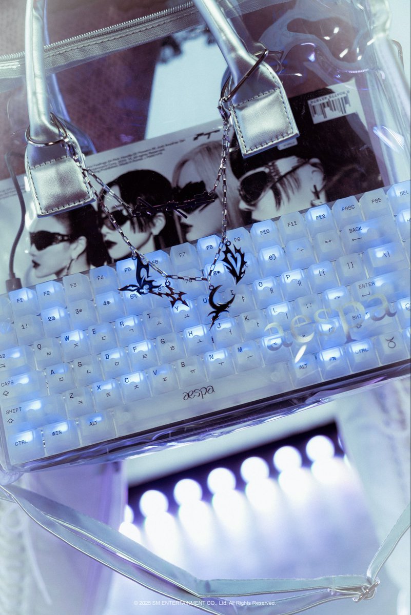 AESPAINAUNION's tweet image. Get your photocards from the aespa x Higround collaboration!

The sale starts on November 21, 2025 at 12 PM PT, or November 22, 2025 at 3 AM WIB. Check the details on @higrounds