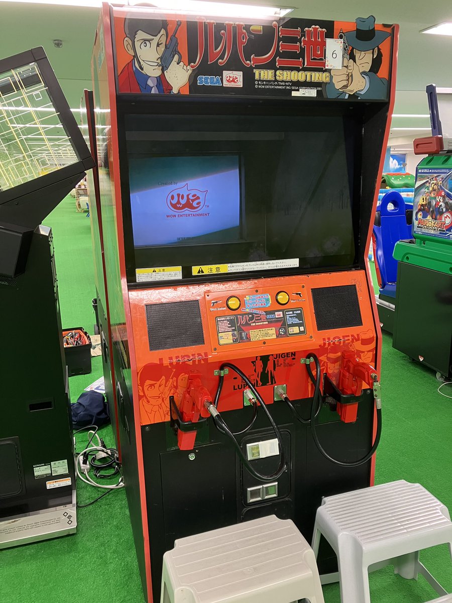 ハウス２のガンコンがまた壊れた(TT)。
今回はトリガーの支点になる部分が破損。
まぁ、プラ×プラだからな〜。消耗も割れもするわ。古いし。で、代替ガンコンボディが初代用・青しかない。とりあえず仕方なし。このお店はルパンもあるんだけど、人気はハウス。ゾンビ撃ちたいのね、みんな。