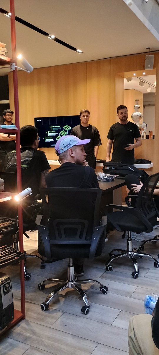 EduLMoraesDev's tweet photo. Mais um dia esplêndido oferecido pelo @SuperteamBR, com a apresentação top da @raikucom sobre seus protocolos
#superteamBrasil #Solana #Crypto https://t.co/ixG65wQwWE