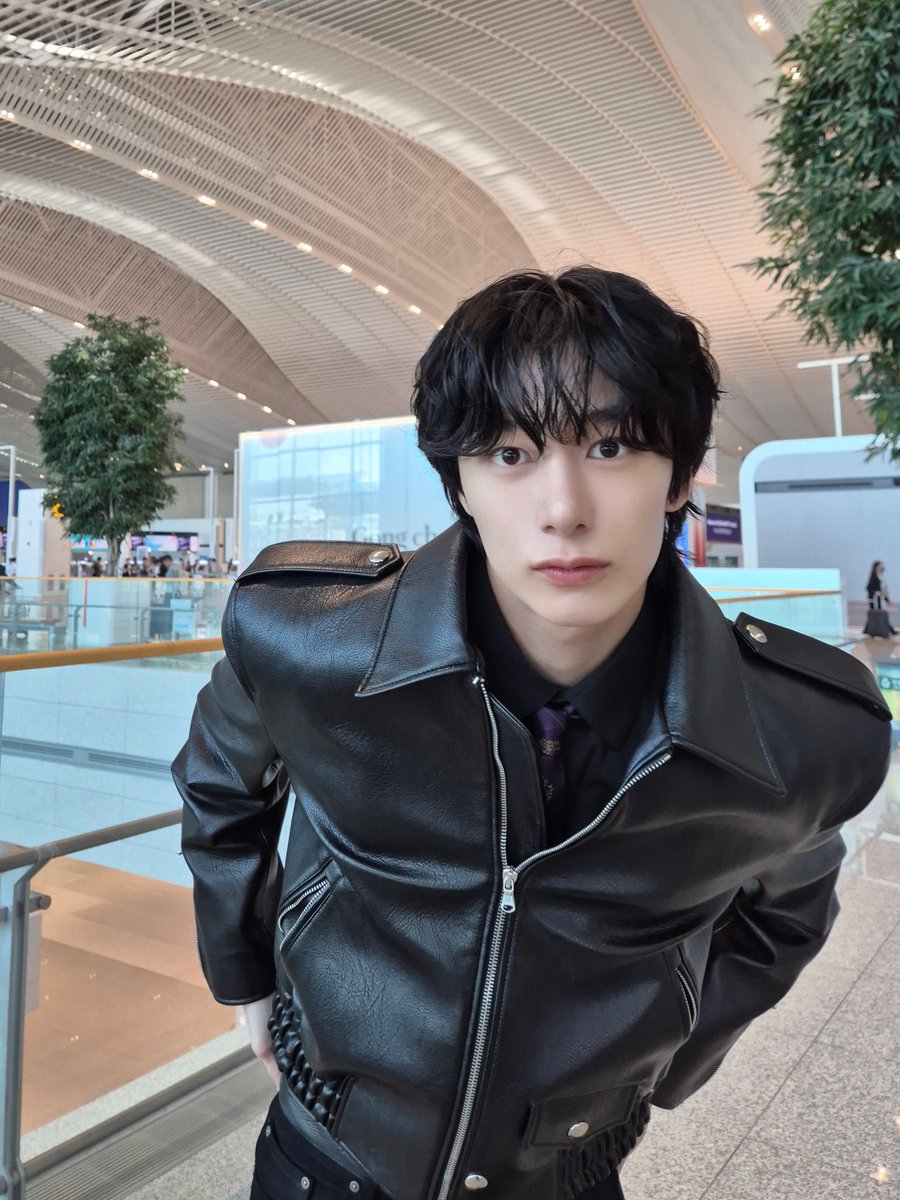 hwonpics's tweet photo. will never not be amazed by hyungwon's body proportions https://t.co/MLG4PmjWmw