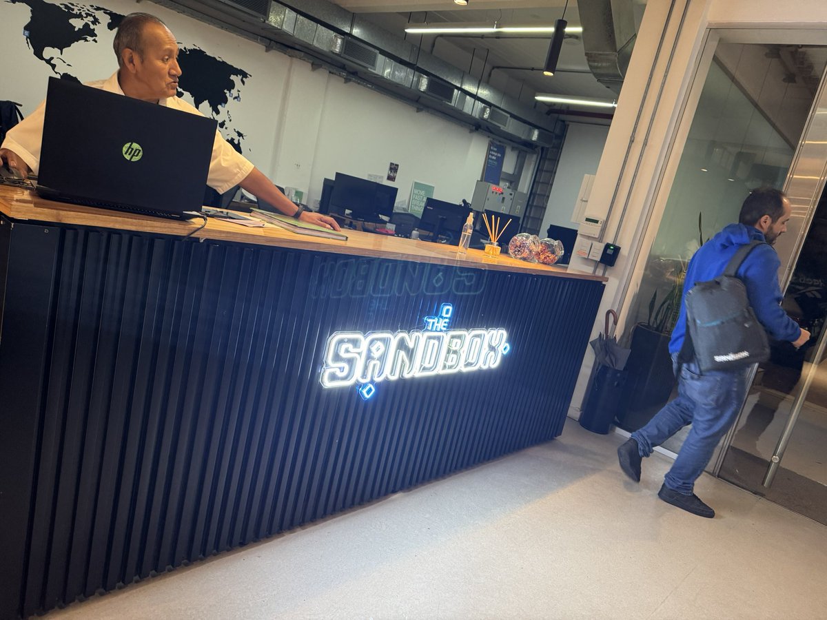 crypto_usermane's tweet image. I just met @SnoopDogg at @TheSandboxGame office in Buenos Aires!!!