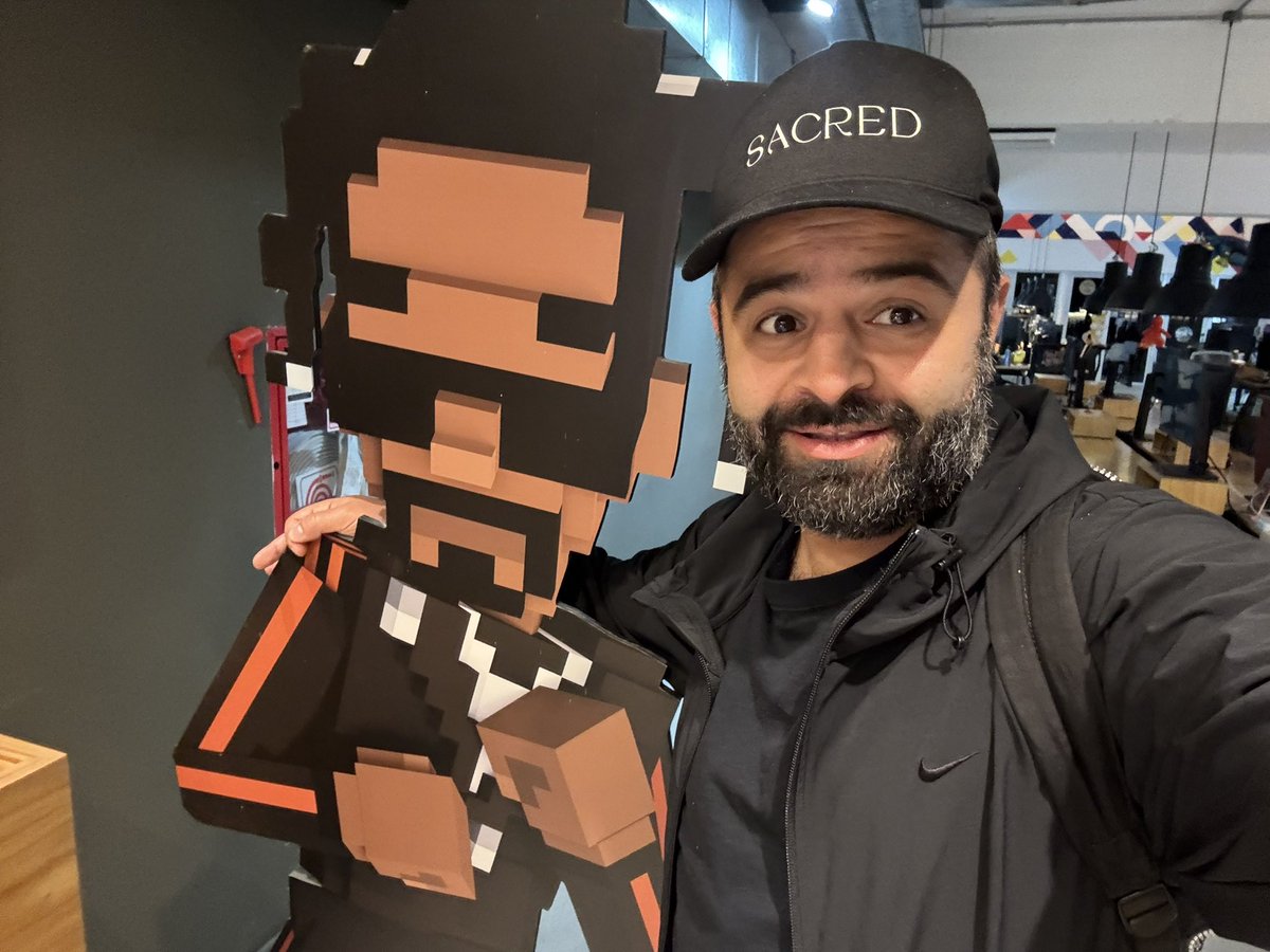 crypto_usermane's tweet image. I just met @SnoopDogg at @TheSandboxGame office in Buenos Aires!!!