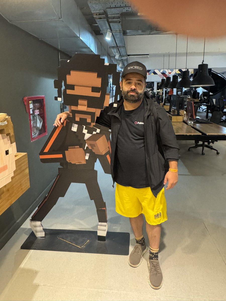 crypto_usermane's tweet image. I just met @SnoopDogg at @TheSandboxGame office in Buenos Aires!!!