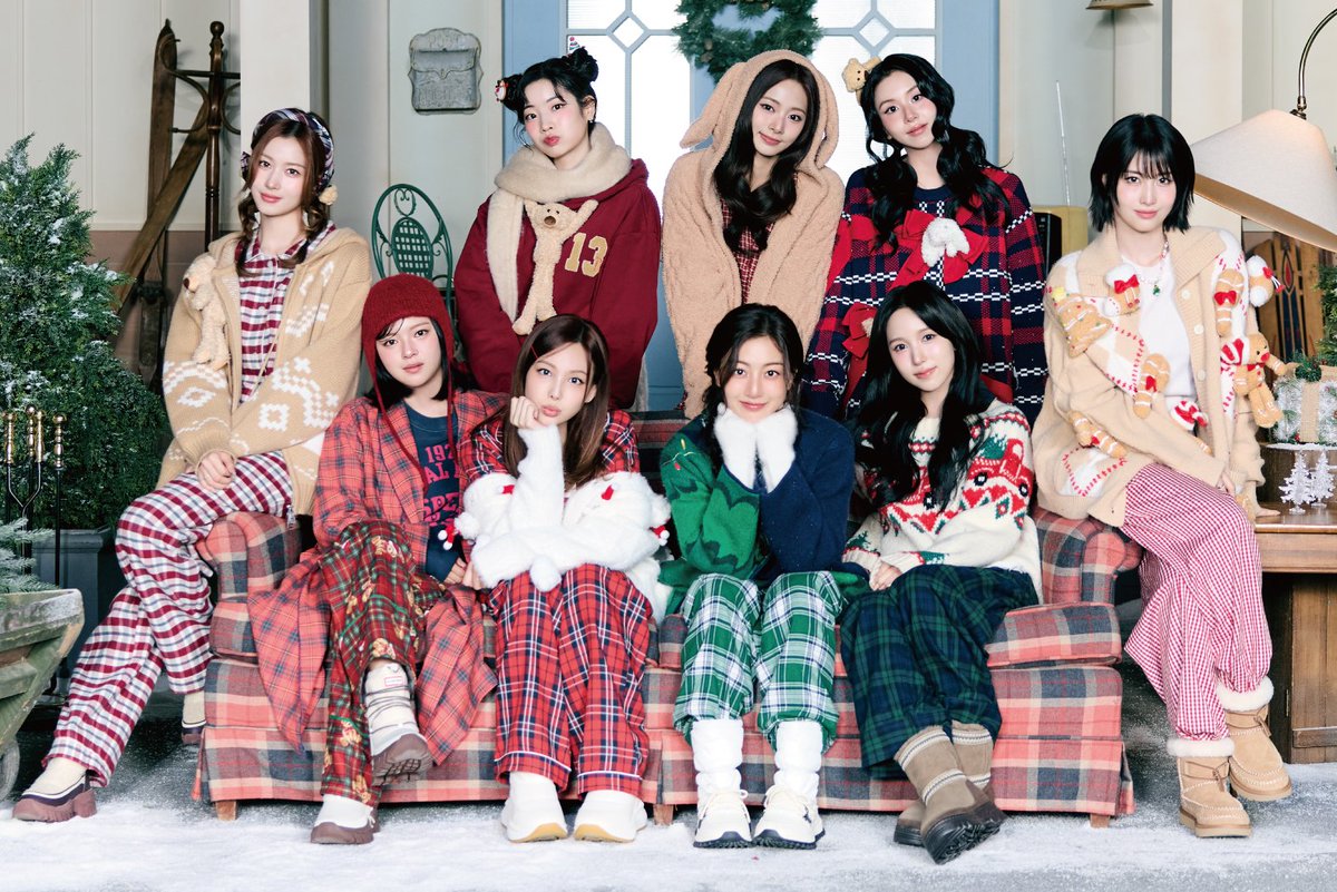 godmitzu's tweet image. HAPPY HOLIDAYS FROM TWICE 💝