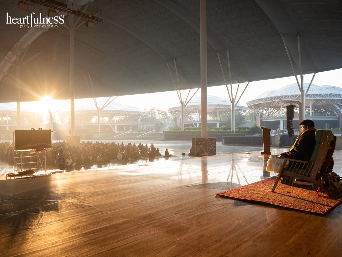 kamleshdaaji's tweet image. Group meditation is essential because it uniquely attracts divine energy. In spiritual gatherings, Transmission creates a field of grace. This Transmission is not a mere vibration; It is a directed spiritual force.

Being together in person generates a special energy field. Our…