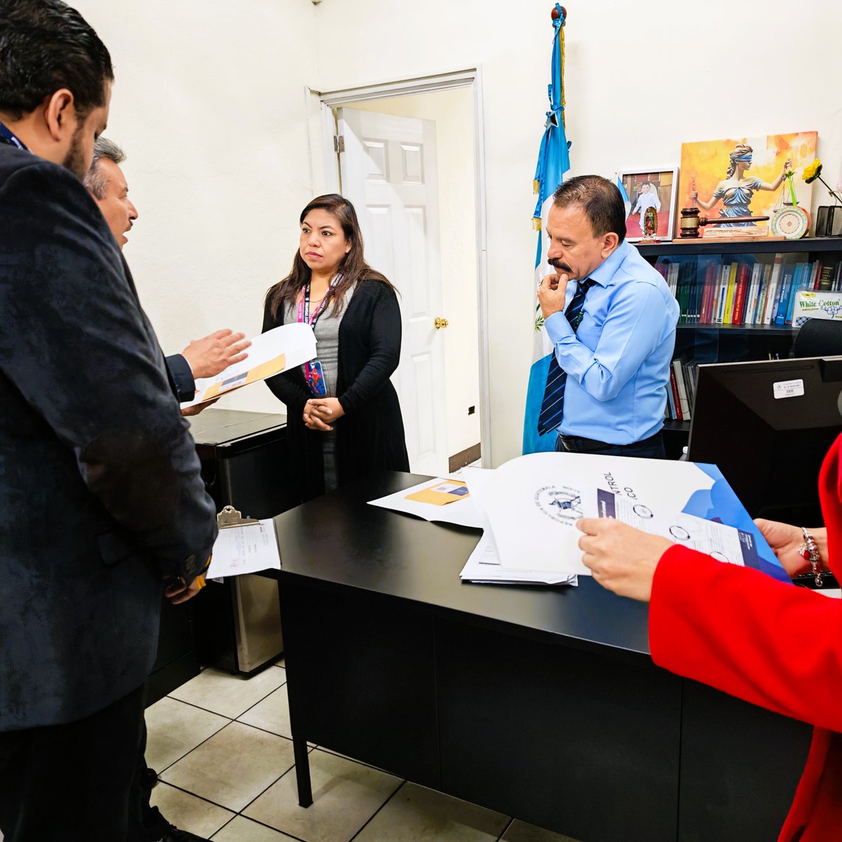 UCTMINGOB's tweet photo. 📡 Tecnología que protege #VillaNueva y pioneros en implementar el #ControlTelematico
👥 Encuentro interinstitucional
✅ #prevencion del delito
✅ Cumplimiento de medidas
✅ Protección a víctimas de #Violencia intrafamiliar
🤝 Justicia con enfoque humano y digital.
#Seguridad https://t.co/JbEQjoPYHJ