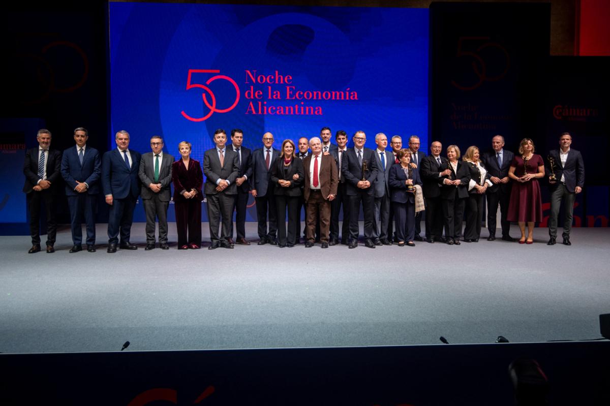 Today the Alicante Economy Night took place, where @Borrell received the Intellectual Property Award in recognition of the many patents that support our innovations. Knowing that my parents accepted this award has been deeply moving and a source of pride that is hard to describe.