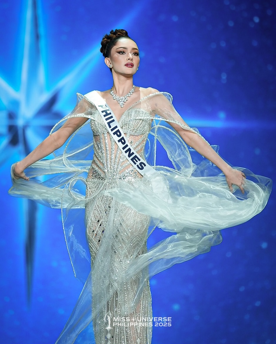 ABSCBNNews's tweet image. SHE ✨ IS ✨ THE ✨ MOMENT ✨

A closer look at Miss Universe Philippines Ahtisa Manalo&apos;s evening gown as she graced the #MissUniverse2025 stage.

(📷: Miss UniversePhilippines/Facebook)
