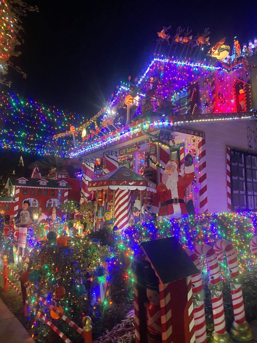 LadyPowerVibes's tweet image. I want to go to St. Augustine this year and go see the lights 😍