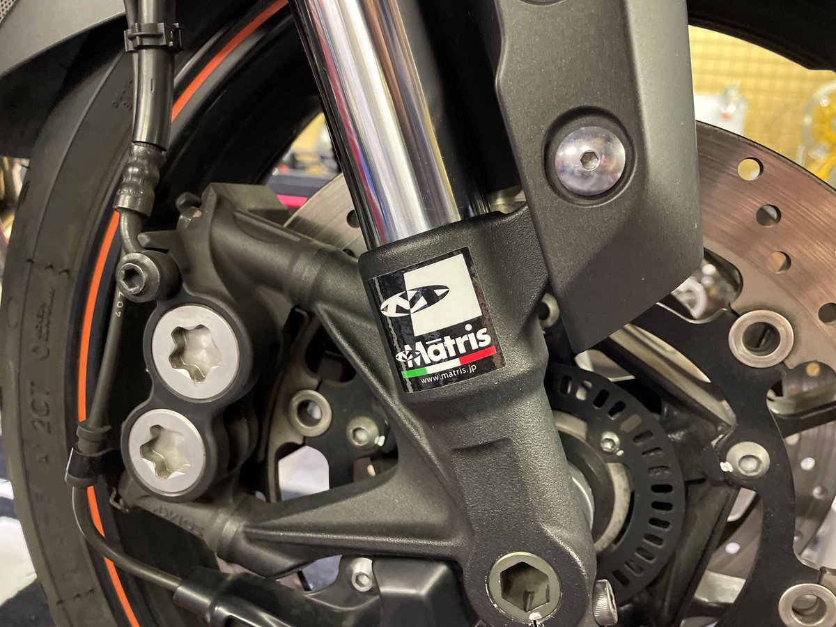 Matsumoto_EG's tweet photo. YAMAHA MT-09(RN34) × Matris FRKバルビングキット
20,000km超えのタイミングで、フロントフォークをオーバーホールしつつFRKキット(FY124RK)を組み込み。
右側のみ減衰入り構造のMT-09、しっかり内部を整えて動きもスムーズに!
#松本エンジニアリング #MT09 #Yamaha #ヤマハ #Matris #マトリス #FRK #バルビングキット #フロントフォーク #サスペンション #オーバーホール #バイク整備 #整備記録 #motorcycle #bikelife #garagework
YAMAHA MT-09(RN34) ~マトリス バルビングキット FRK 組み込み作業~
⇒ https://t.co/moEFrwHCPT #アメブロ @ameba_officialより