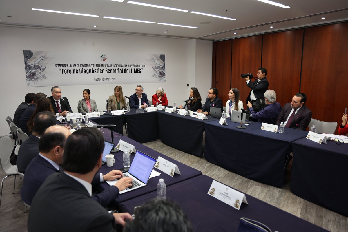 Hoy avanzamos en el primer día de las Mesas de Diálogo dentro de los Foros de Diagnóstico Sectorial del T-MEC, un espacio donde los sectores productivos del país comparten de primera mano sus prioridades, retos y propuestas.

Cada intervención enriquece la visión que México
