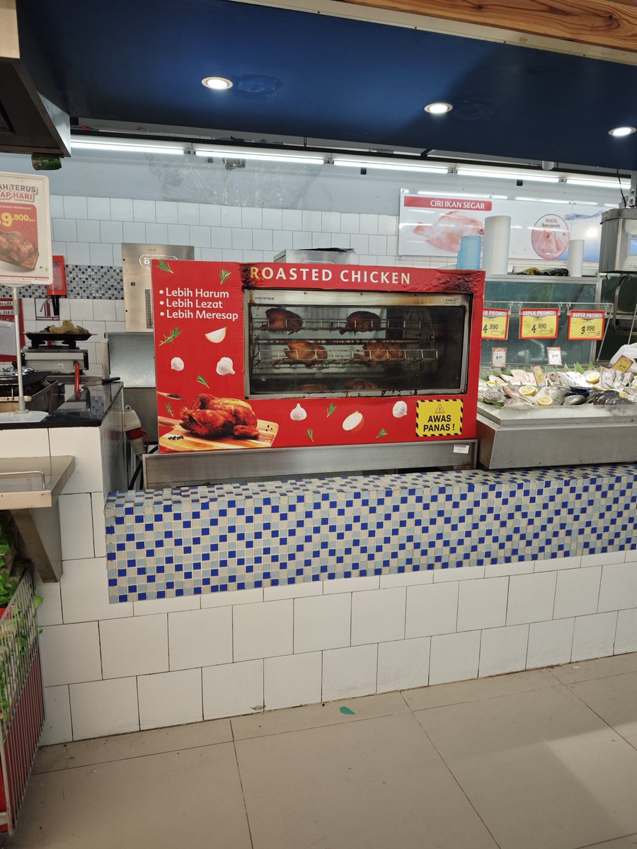 ikiruhan's tweet image. 39k IDR for a whole chicken (cheap), tasty, and nutritious.

idk why SuperIndo Roasted Chicken isn&apos;t popular here.