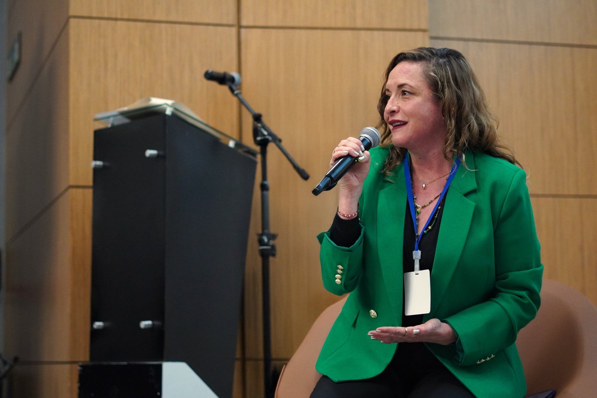 INMdeColombia's tweet photo. En el #DíadelaCalidad nuestra Directora @MariadelR11 en el panel enfatizando en cómo la #MetrologíaCientífica e industrial protege al consumidor: La #HoraLegal es un asunto de #SoberaníaNacional y todos confiamos que es #Precisa y exacta y esto es gracias a nuestro #RelojAtómico https://t.co/BVyIOXhN0c