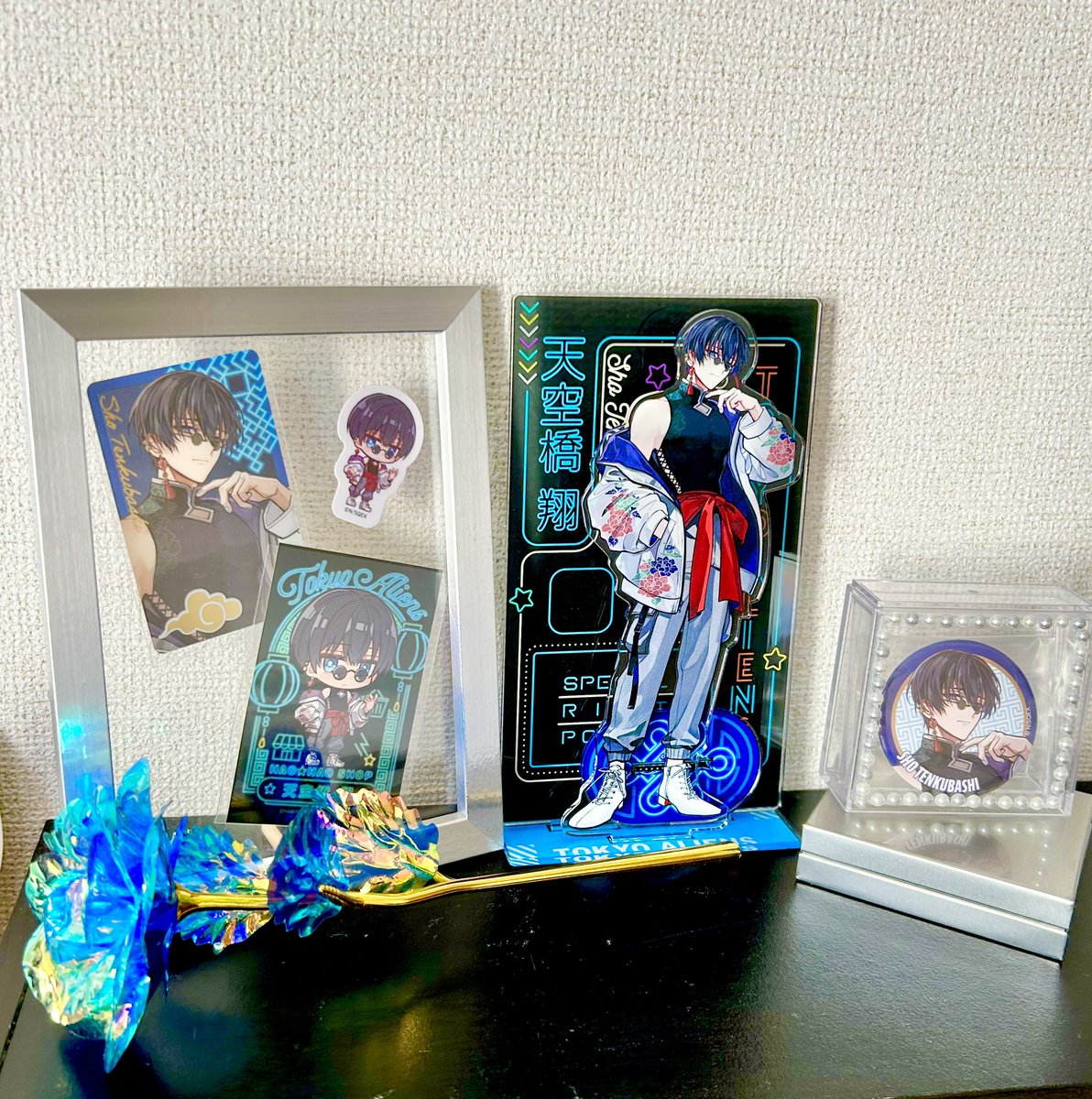 N9_sak2's tweet photo. 東京エイリアンズポップアップショップの
グッズ飾ってみたらビジュ良すぎて
目が幸せです！
新作のアクスタと背景のアクスタがいい感じに合わさって良かったです！
ありがとうございます！

 #東京エイリアンズ好好商店  
#東京エイリアンズ  #天空橋翔 https://t.co/2Fi4f6yjrp