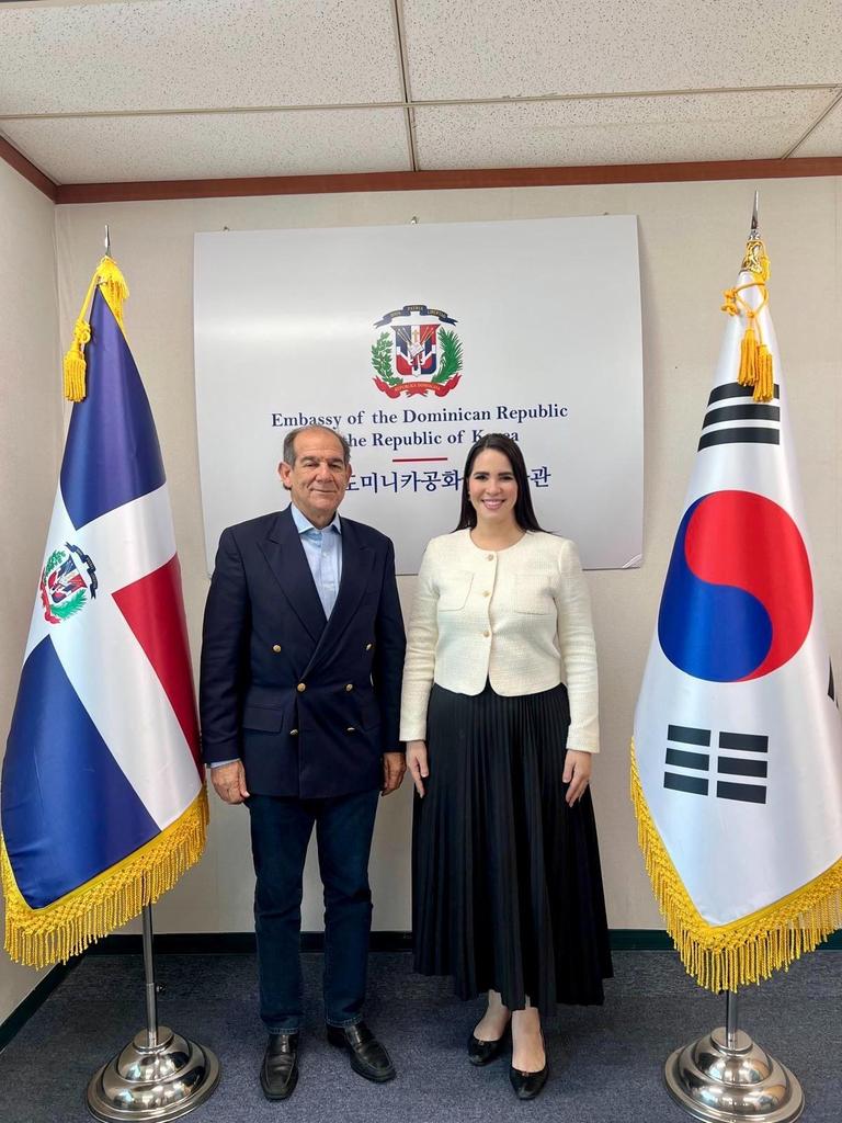 RDenCorea's tweet image. La Embajada recibió al viceministro dominicano José R. Reyes para dialogar con Corea sobre nuevas áreas de cooperación en gestión marina, investigación del sargazo, economía azul y protección ambiental, fortaleciendo los lazos bilaterales en temas oceánicos.