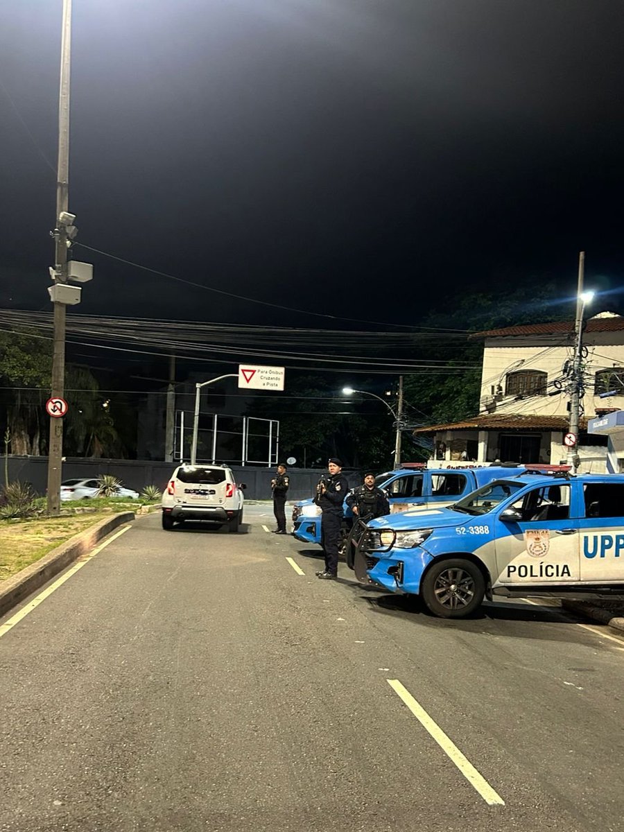 PMERJ's tweet image. Policiais da Coordenadoria de Polícia Pacificadora (#CPP), realizam ação preventiva na Av. Menezes Côrtes, principal via que liga Grajaú a Jacarepaguá.

#ServireProteger