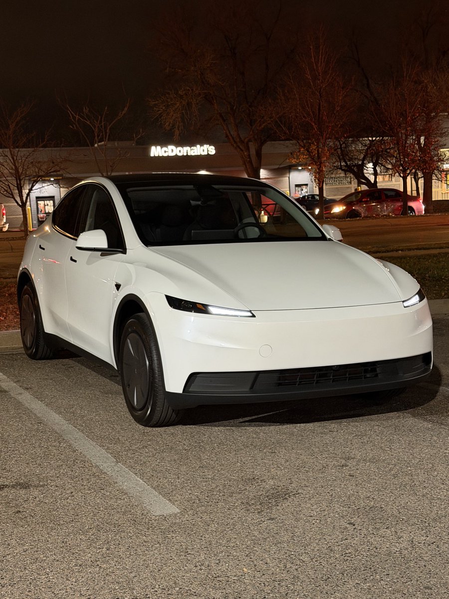 teslaflexx's tweet image. Model Y Standard looks so clean at night 😮‍💨